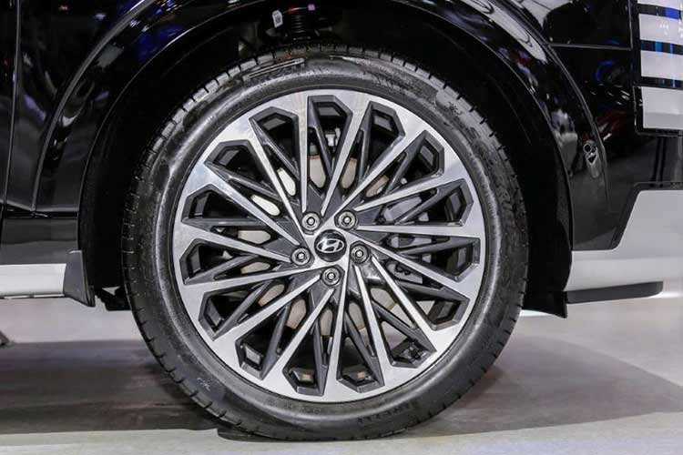 Hyundai cũng cho biết đã xuất khẩu hơn 100.000 xe Palisade đời 2026 từ Hàn Quốc trong vòng 8 tháng kể từ khi mẫu xe này được phân phối rộng rãi ra quốc tế. Đà tăng trưởng ấn tượng của Palisade được xem là kết quả từ sự xuất hiện của thế hệ thứ hai, bắt đầu bắt đầu được giao tới khách hàng tại Hàn Quốc từ tháng 1/2025 và chính thức mở bán tại thị trường Mỹ vào mùa hè cùng năm.