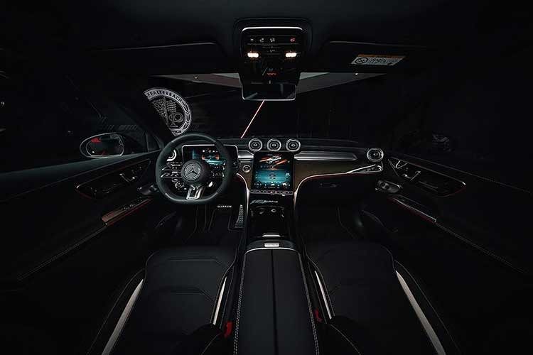 Sức mạnh được truyền qua hộp số tự động 9 cấp và hệ dẫn động bốn bánh toàn thời gian biến thiên hoàn toàn, có thể dồn toàn bộ lực kéo về bánh sau khi điều kiện cho phép. Đây là mẫu SUV đầu tiên của Mercedes-AMG có bộ vi sai hạn chế trượt cầu sau điều khiển điện tử tùy chọn. Nếu được trang bị thêm gói AMG Dynamic Plus, xe sẽ có chế độ drift, giá đỡ động cơ chủ động và cùm phanh màu đỏ.