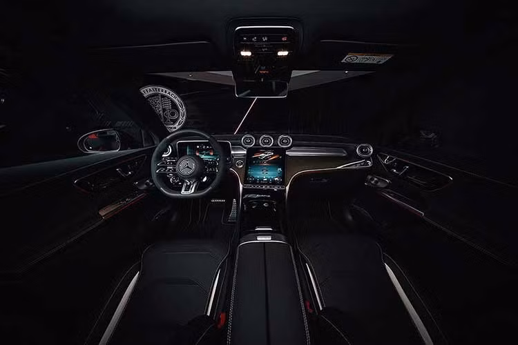 Sức mạnh được truyền qua hộp số tự động 9 cấp và hệ dẫn động bốn bánh toàn thời gian biến thiên hoàn toàn, có thể dồn toàn bộ lực kéo về bánh sau khi điều kiện cho phép. Đây là mẫu SUV đầu tiên của Mercedes-AMG có bộ vi sai hạn chế trượt cầu sau điều khiển điện tử tùy chọn. Nếu được trang bị thêm gói AMG Dynamic Plus, xe sẽ có chế độ drift, giá đỡ động cơ chủ động và cùm phanh màu đỏ.