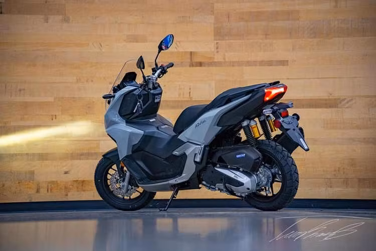 Toàn bộ các chức năng được điều khiển thông qua cụm công tắc bên trái tay lái, góp phần giảm thiểu thao tác rời tay và hạn chế việc phân tâm khi vận hành xe, qua đó nâng cao mức độ an toàn trong điều kiện giao thông thực tế.