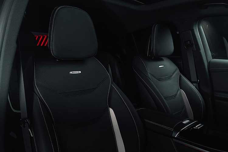 Giá bán của Mercedes-AMG GLC 53 2026 hiện vẫn chưa được công bố, nhưng dự kiến sẽ nằm giữa hai đàn anh GLC 43 và GLC 63 trước đây, tức là khoảng 100.000 Bảng tại Anh hoặc 85.000 USD tại Mỹ. Mức giá này sẽ cao hơn nếu chọn gói Golden Accents Package với mâm nan chéo màu vàng và logo AMG nổi bật.