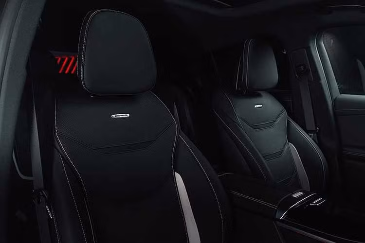 Giá bán của Mercedes-AMG GLC 53 2026 hiện vẫn chưa được công bố, nhưng dự kiến sẽ nằm giữa hai đàn anh GLC 43 và GLC 63 trước đây, tức là khoảng 100.000 Bảng tại Anh hoặc 85.000 USD tại Mỹ. Mức giá này sẽ cao hơn nếu chọn gói Golden Accents Package với mâm nan chéo màu vàng và logo AMG nổi bật.