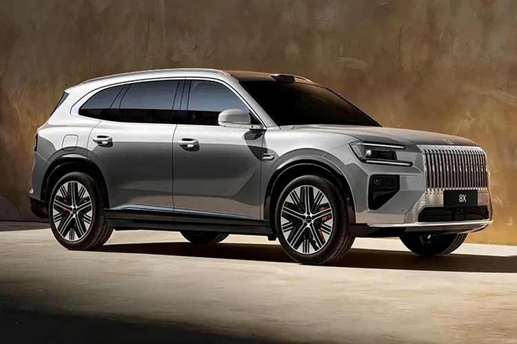 Dù khó có thể sánh ngang 9X về độ xa xỉ, Zeekr 8X nhiều khả năng vẫn sở hữu nhiều màn hình, cùng tùy chọn cấu hình 5 hoặc 6 chỗ ngồi, hướng tới nhóm khách hàng tìm kiếm sự kết hợp giữa hiệu năng, công nghệ và tiện nghi cao cấp.