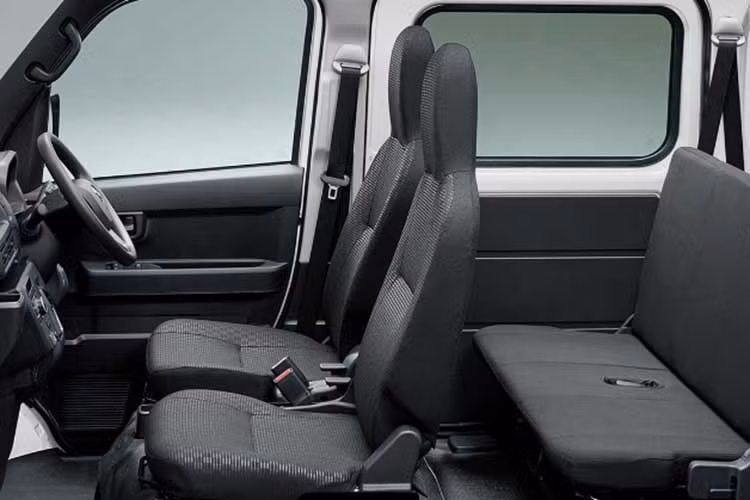 Điểm khiến Pixis Van BEV trở nên khác biệt hoàn toàn so với các đối thủ là khả năng biến thành một "trạm sạc di động". Xe được trang bị ổ cắm điện ngoài công suất 1.500W, cho phép vận hành các dụng cụ làm việc hoặc thiết bị điện tử ở bất cứ đâu.