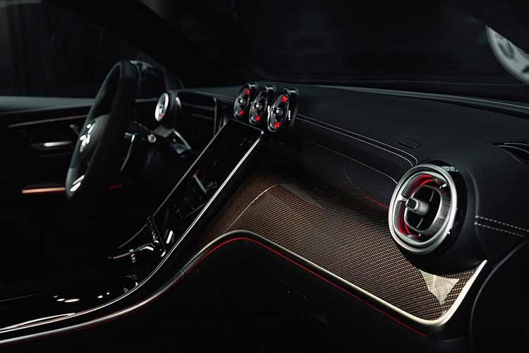 Hệ thống đánh lái bánh sau, giảm xóc thích ứng và hệ thống phanh cỡ lớn hoàn thiện danh sách trang bị kỹ thuật của mẫu xe sang này. Xe sẽ có 2 kiểu thân xe là SUV truyền thống với phần đuôi vuông vức và coupe với nóc dốc về phía sau.