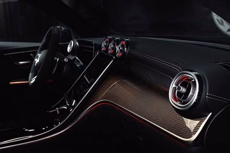 Hệ thống đánh lái bánh sau, giảm xóc thích ứng và hệ thống phanh cỡ lớn hoàn thiện danh sách trang bị kỹ thuật của mẫu xe sang này. Xe sẽ có 2 kiểu thân xe là SUV truyền thống với phần đuôi vuông vức và coupe với nóc dốc về phía sau.