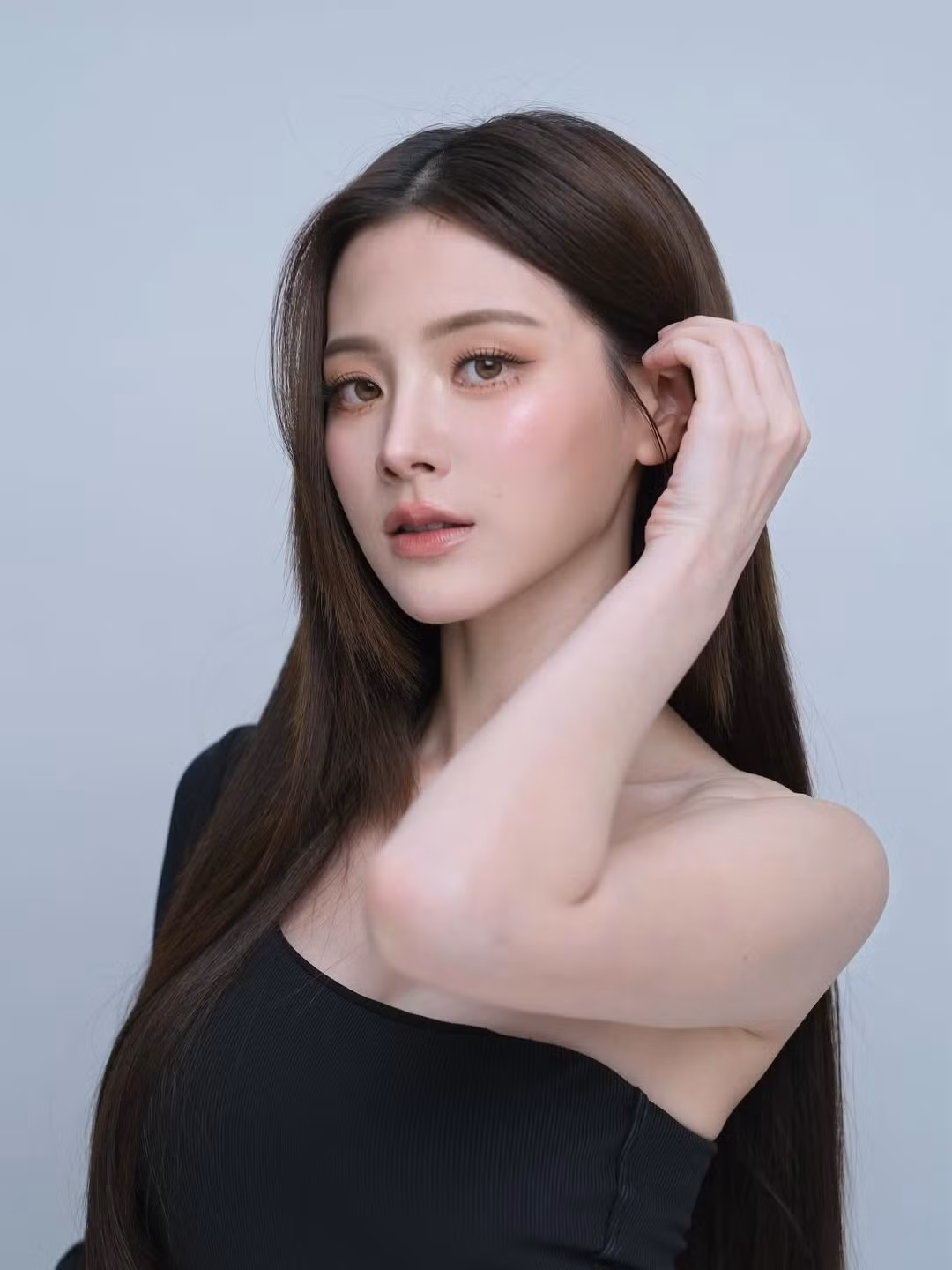 Tổng thể bộ ảnh mang phong cách sang – lạnh – tinh giản, gợi nhớ những bộ ảnh thời trang cao cấp của các thương hiệu lớn.