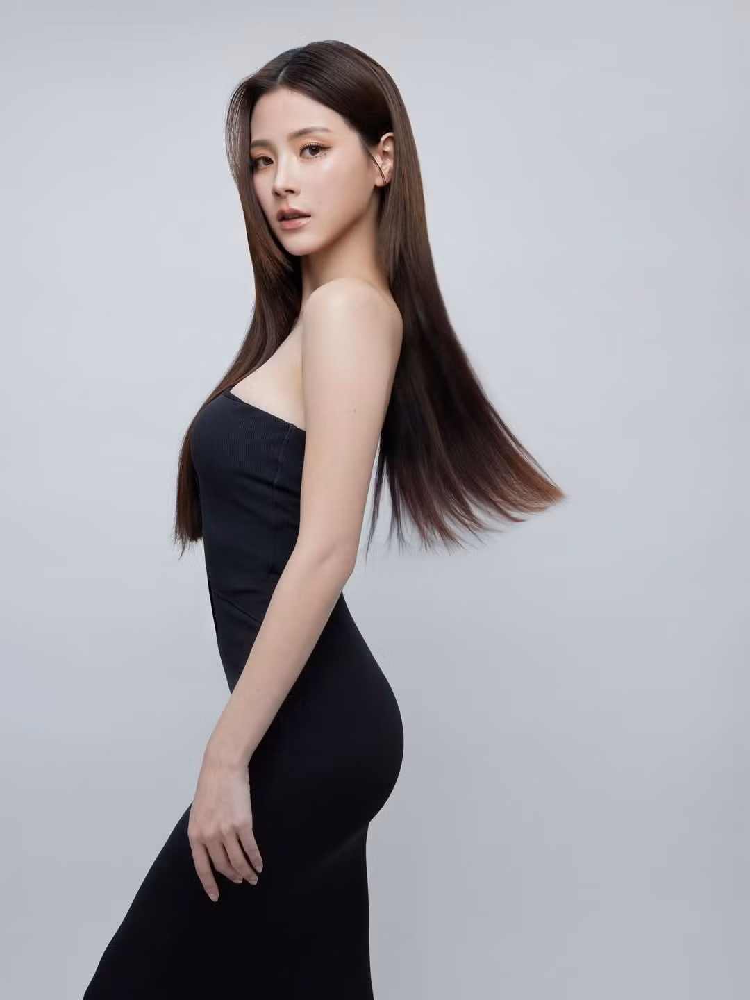 Baifern Pimchanok cũng phát triển mạnh mẽ trên mạng xã hội với hình ảnh chỉn chu, tinh tế và gu thời trang ngày càng đẳng cấp.