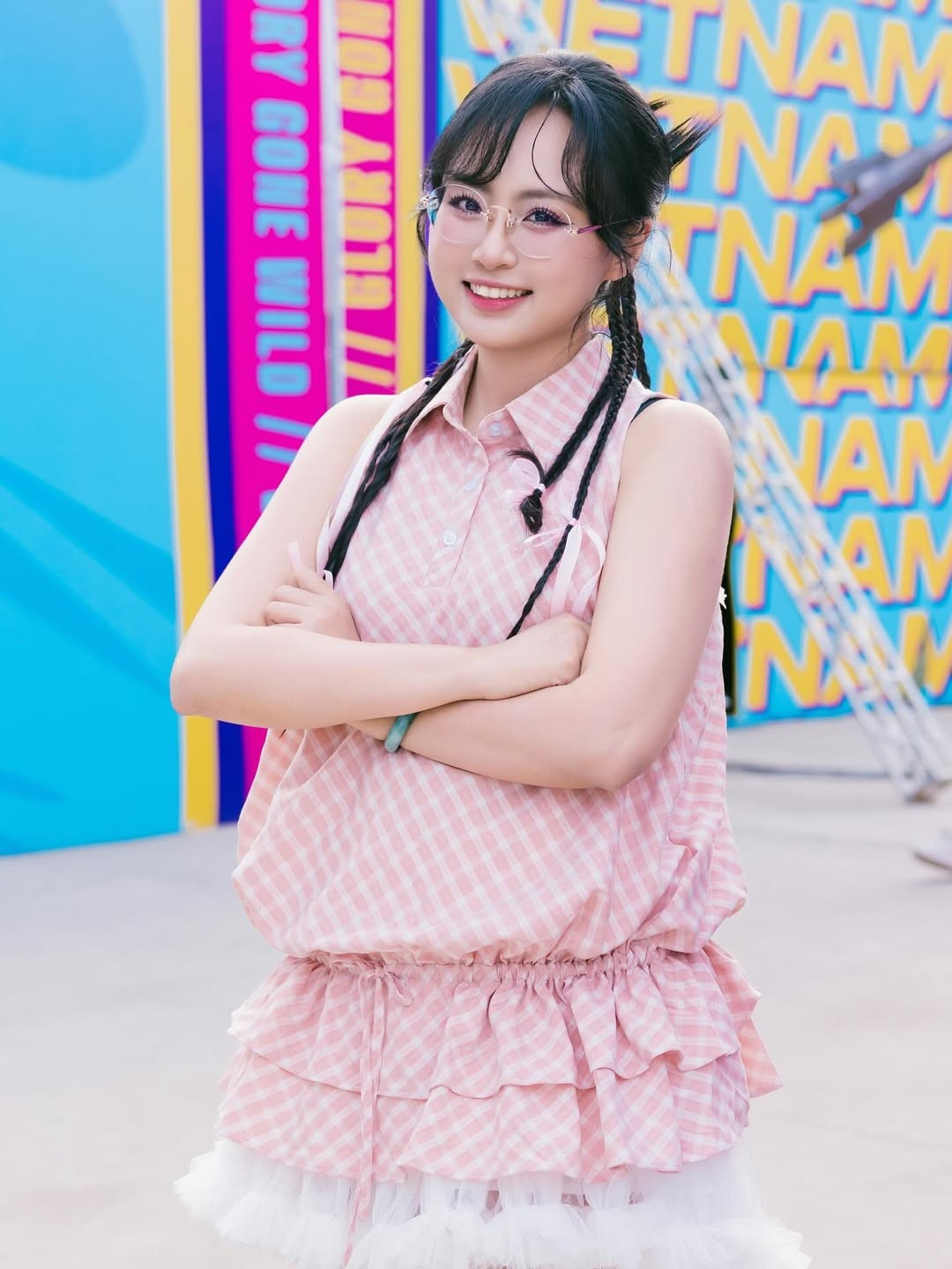 Ở mỗi bức ảnh, Minh Nghi đều mang một biểu cảm khác nhau — lúc thì tinh nghịch, lúc lại nũng nịu, lúc tươi cười rạng rỡ — thể hiện đúng sự hồn nhiên đặc trưng mà fan luôn yêu mến.