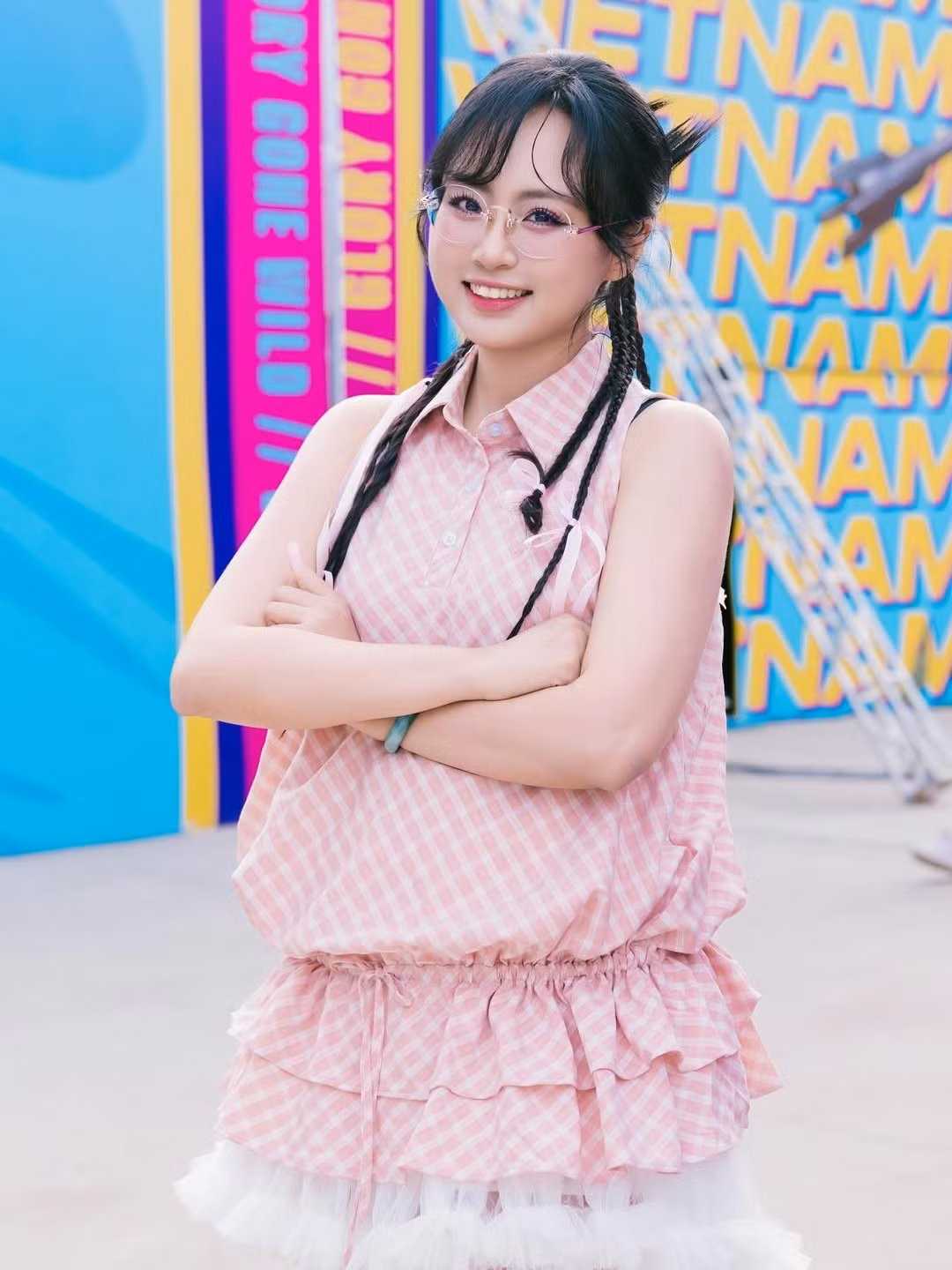 Ở mỗi bức ảnh, Minh Nghi đều mang một biểu cảm khác nhau — lúc thì tinh nghịch, lúc lại nũng nịu, lúc tươi cười rạng rỡ — thể hiện đúng sự hồn nhiên đặc trưng mà fan luôn yêu mến.