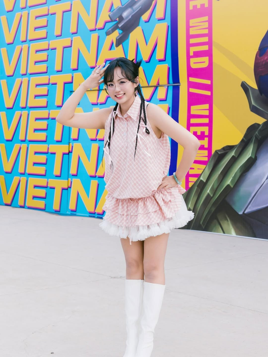 Với những người theo dõi Liên Minh Huyền Thoại tại Việt Nam, Minh Nghi là cái tên đã quá quen thuộc. Cô đảm nhận vai trò MC của VETV, dẫn dắt nhiều bản tin và là một trong những gương mặt sáng giá tại các giải đấu lớn của VCS.