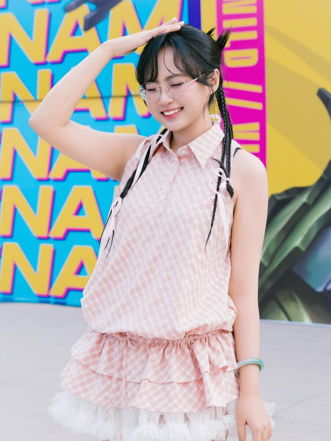 Dưới ánh nắng và sắc màu rực rỡ của hậu cảnh, Minh Nghi càng rạng rỡ hơn: làn da trắng mịn, nụ cười tươi và đôi mắt long lanh tạo nên tổng thể hài hòa, trẻ trung và tràn đầy sức sống. Không khó để hiểu vì sao mỗi lần xuất hiện, cô lại nhận được hàng nghìn lượt yêu thích từ cộng đồng mạng.