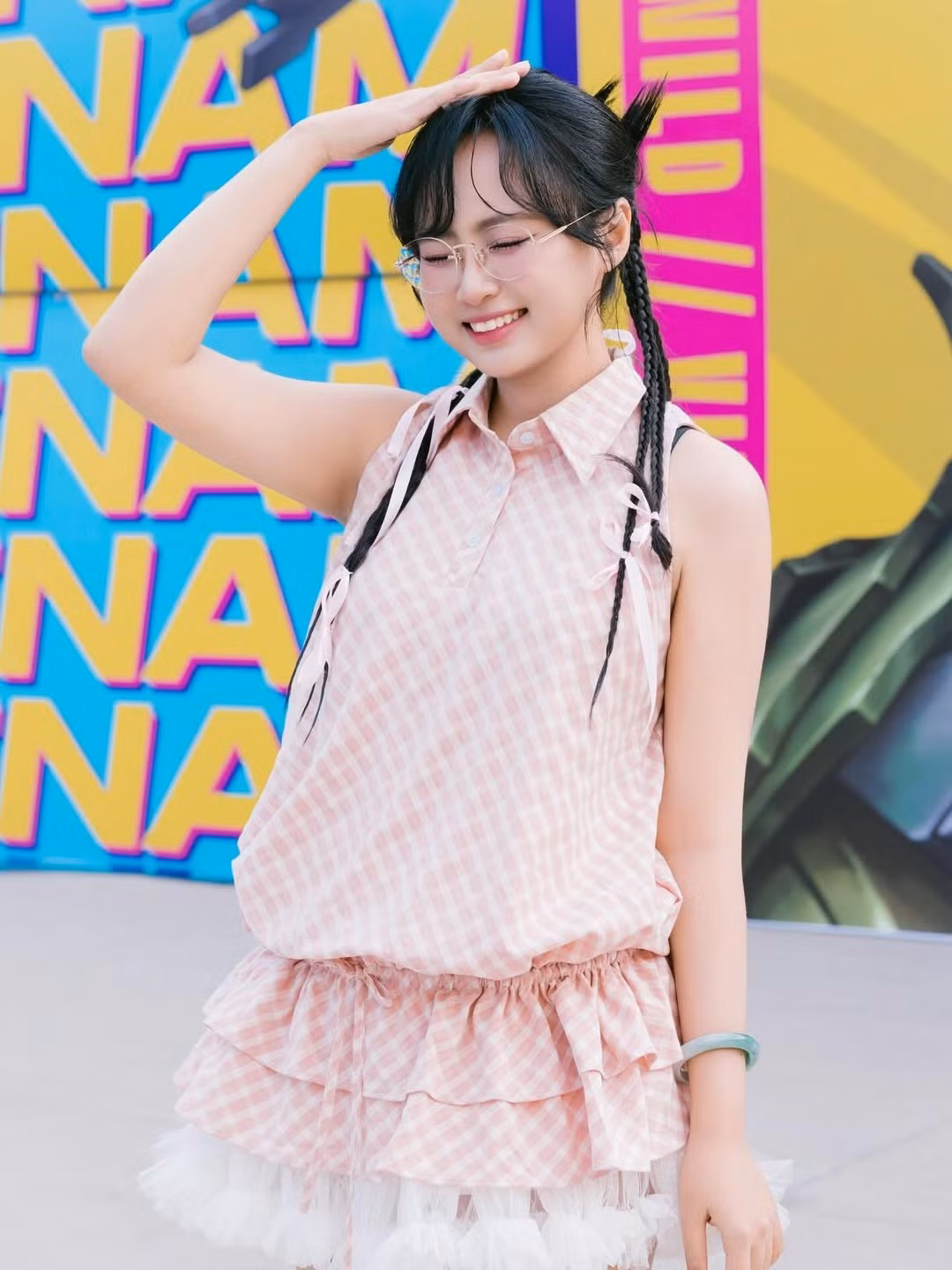 Dưới ánh nắng và sắc màu rực rỡ của hậu cảnh, Minh Nghi càng rạng rỡ hơn: làn da trắng mịn, nụ cười tươi và đôi mắt long lanh tạo nên tổng thể hài hòa, trẻ trung và tràn đầy sức sống. Không khó để hiểu vì sao mỗi lần xuất hiện, cô lại nhận được hàng nghìn lượt yêu thích từ cộng đồng mạng.