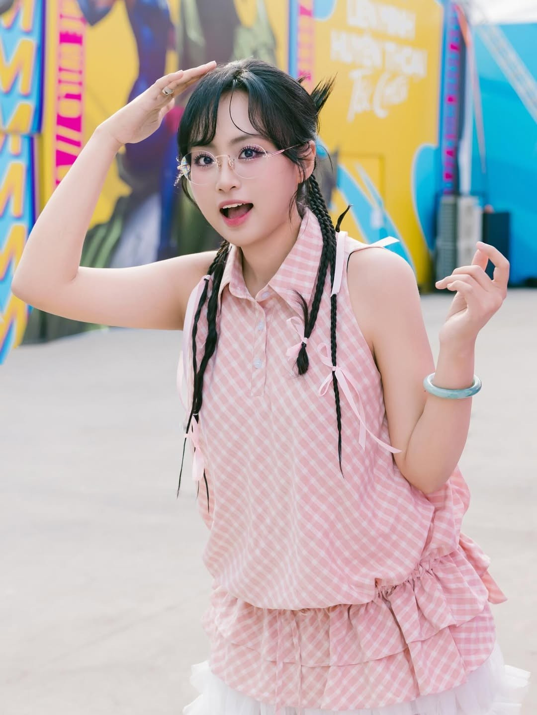 Vốn được biết đến là một trong những nữ MC dễ thương nhất của VCS, Minh Nghi tiếp tục “đốn tim” người hâm mộ bằng vẻ ngoài trong trẻo và năng lượng tích cực tỏa ra qua từng khung hình.