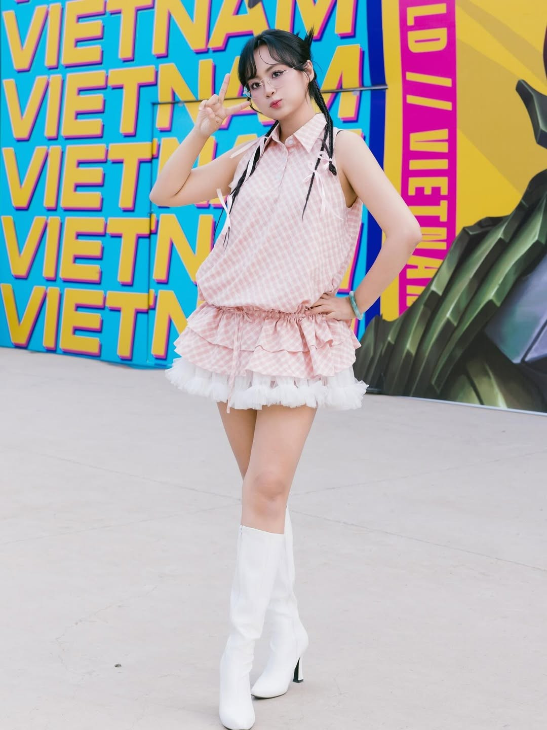 Không chỉ dừng lại ở công việc MC, Minh Nghi còn là mẫu ảnh quen thuộc của nhiều thương hiệu thời trang và một nhiếp ảnh gia bán chuyên, cô nàng luôn mang theo máy ảnh để ghi lại những khoảnh khắc đẹp của bản thân và cuộc sống.