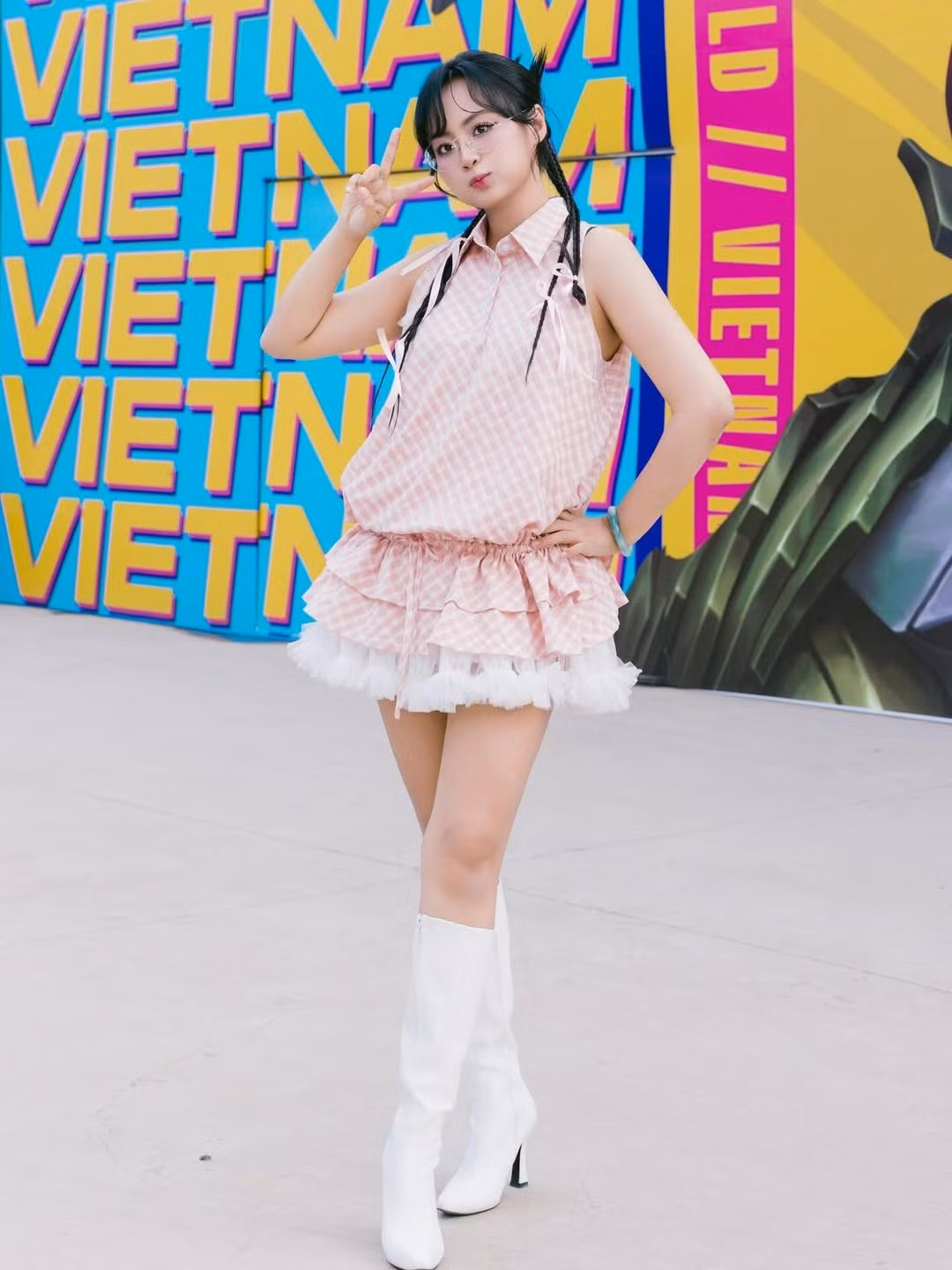 Không chỉ dừng lại ở công việc MC, Minh Nghi còn là mẫu ảnh quen thuộc của nhiều thương hiệu thời trang và một nhiếp ảnh gia bán chuyên, cô nàng luôn mang theo máy ảnh để ghi lại những khoảnh khắc đẹp của bản thân và cuộc sống.