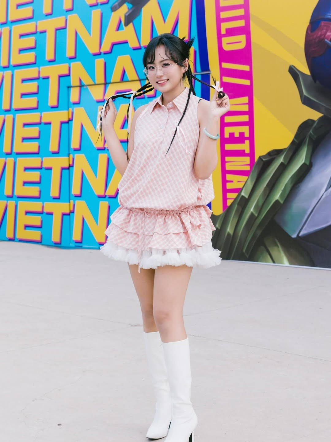 Minh Nghi tạo dấu ấn nhờ gương mặt xinh xắn, phong cách nhẹ nhàng. Bên cạnh đó, lối dẫn dắt thông minh, tự nhiên, cuốn hút là điểm cộng đặc biệt quan trọng giúp nữ MC xây dựng sự yêu thích trong cộng đồng game.