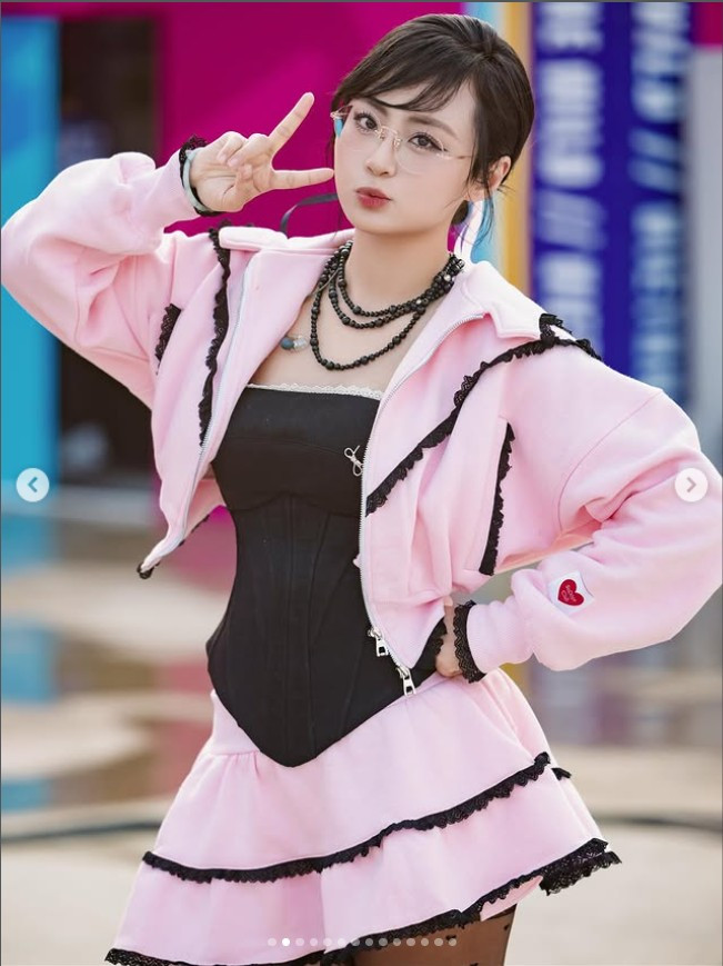 Hiện tại, trang cá nhân của Minh Nghi đã vượt mốc hơn 100.000 người theo dõi, chứng minh sức hút mạnh mẽ của cô trong cộng đồng game thủ lẫn giới trẻ. Mỗi bài đăng của cô đều nhận được lượng tương tác lớn — từ lời khen về nhan sắc, gu thời trang đến sự đáng yêu vốn là “thương hiệu cá nhân”.