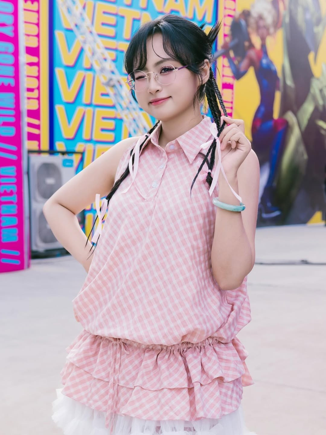 Trong bộ ảnh, Minh Nghi diện trang phục hồng pastel với họa tiết caro nhẹ nhàng, kết hợp cùng chân váy xếp tầng bồng bềnh và boots trắng thời thượng.