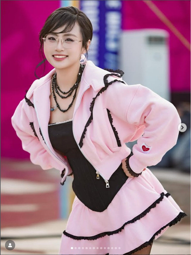 Đã có thời gian Minh Nghi tạm dừng công việc tại VETV để theo đuổi đam mê nhiếp ảnh. Và đến hiện tại, cô vẫn cân bằng tốt giữa hai lĩnh vực: vừa đứng trước ống kính với vai trò MC, vừa đứng sau ống kính với tình yêu dành cho nghệ thuật.