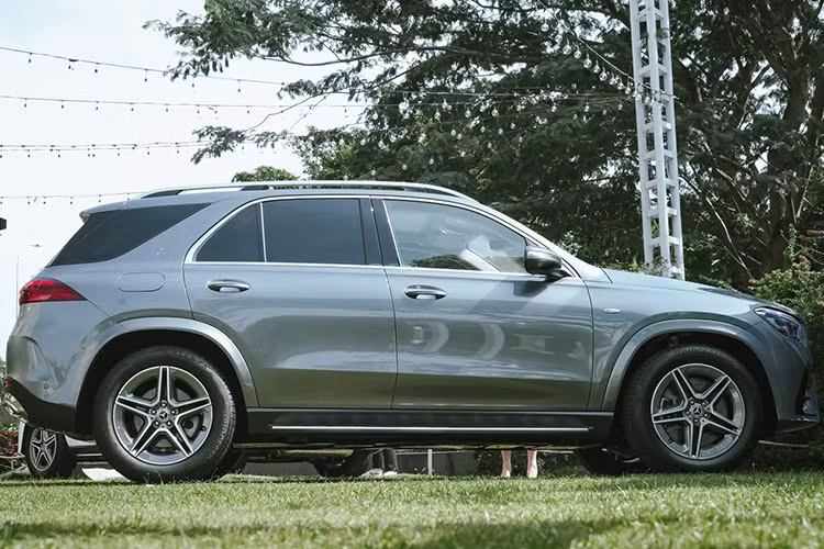 Ngoài ra, xe còn trang bị chế độ lái Hybrid. Khi cần vượt hoặc tăng tốc nhanh, cả động cơ xăng và điện sẽ phối hợp. Khi mức pin thấp, hệ thống tự động chuyển sang chế độ hybrid để đảm bảo vận hành liên tục. Ngoài ra, xe còn trang bị thêm một số chế độ khác như Eco (tiết kiệm), Comfort (êm ái), Sport (thể thao), Individual (cá nhân hóa) và Offroad (địa hình).