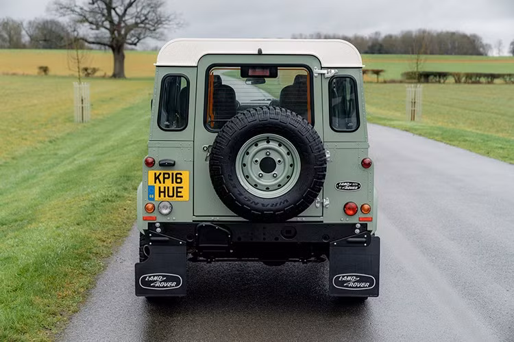 Lần bảo dưỡng đầu tiên được thực hiện tại đại lý Guy Salmon Land Rover Coventry vào tháng 2 năm 2016 khi đồng hồ công tơ mét chỉ hiển thị 8 miles. Lần bảo dưỡng cuối cùng của mẫu xe trục cơ sở ngắn này là vào đầu tháng 12 năm 2025. Khi đó, đồng hồ công tơ mét hiển thị 4.583 dặm (7.376 km).
