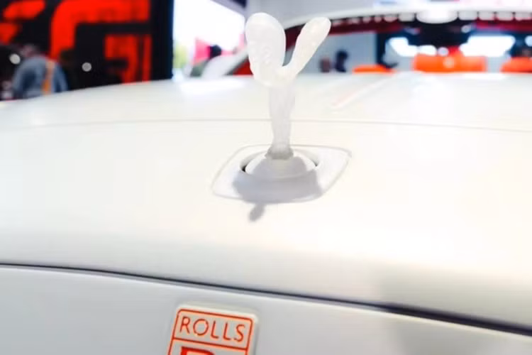 Sự phá cách tiếp tục kéo dài sang hai bên thân xe. Venuum trang bị ốp hông trước và sau mới, kết hợp với bệ cửa mở rộng quá khổ. Những thay đổi này khiến xe trông càng dài và đồ sộ. Hợp tác với hãng Creative Bespoke đến từ Mỹ, Venuum còn lắp bộ mâm đặc với thiết kế phay xước. Phong cách này gợi nhớ đến các bộ mâm khí động lực học cổ điển, nhưng chắc chắn sẽ gây nhiều tranh cãi.