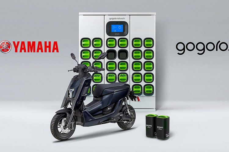 Một trong những điểm đáng chú ý nhất trên Yamaha EMF là khả năng tương thích với hệ thống đổi pin của Gogoro. Thay vì phải chờ sạc pin trong nhiều giờ, người dùng chỉ cần mang pin đến các trạm đổi để thay pin mới và tiếp tục hành trình ngay lập tức.