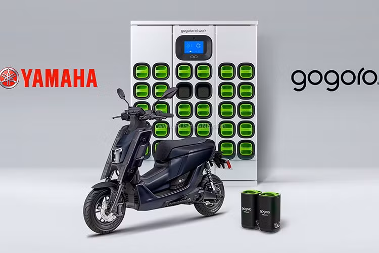Một trong những điểm đáng chú ý nhất trên Yamaha EMF là khả năng tương thích với hệ thống đổi pin của Gogoro. Thay vì phải chờ sạc pin trong nhiều giờ, người dùng chỉ cần mang pin đến các trạm đổi để thay pin mới và tiếp tục hành trình ngay lập tức.