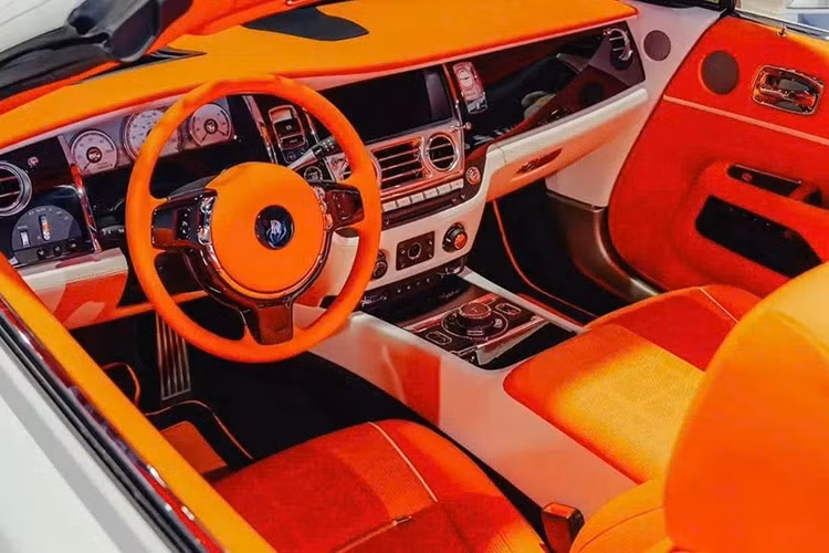 Bên trong xe, phong cách rực rỡ tiếp tục được duy trì. Khoang nội thất được bọc bằng da màu trắng - cam tương phản mạnh. Không rõ phối màu này là một phần của gói độ Venuum hay xuất phát từ cấu hình nguyên bản của xe, chỉ thấy là hoàn toàn ăn khớp với triết lý “càng nổi càng tốt” ở bên ngoài.