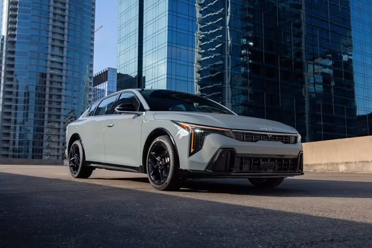 Phiên bản EX được điều chỉnh giá lên mức 24.390 USD (hơn 636 triệu đồng), tăng 400 USD. Đổi lại, Kia bổ sung hàng loạt trang bị tiêu chuẩn đáng giá như ghế bọc SynTex, ghế trước có chức năng sưởi và bệ tỳ tay cho hàng ghế sau.