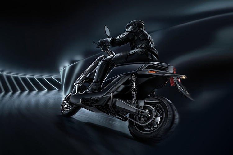 Về mặt an toàn, Yamaha EMF được trang bị phanh đĩa trước đường kính 200 mm với heo phanh 4 piston, phanh đĩa sau 190 mm và hệ thống CBS giúp phân bổ lực phanh đều giữa bánh trước và bánh sau. Ngoài ra, xe còn có hộc chứa đồ ở khu vực sàn để chân cùng cổng sạc USB, đáp ứng tốt nhu cầu sử dụng hàng ngày của người dùng đô thị.