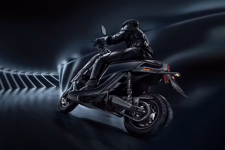 Về mặt an toàn, Yamaha EMF được trang bị phanh đĩa trước đường kính 200 mm với heo phanh 4 piston, phanh đĩa sau 190 mm và hệ thống CBS giúp phân bổ lực phanh đều giữa bánh trước và bánh sau. Ngoài ra, xe còn có hộc chứa đồ ở khu vực sàn để chân cùng cổng sạc USB, đáp ứng tốt nhu cầu sử dụng hàng ngày của người dùng đô thị.