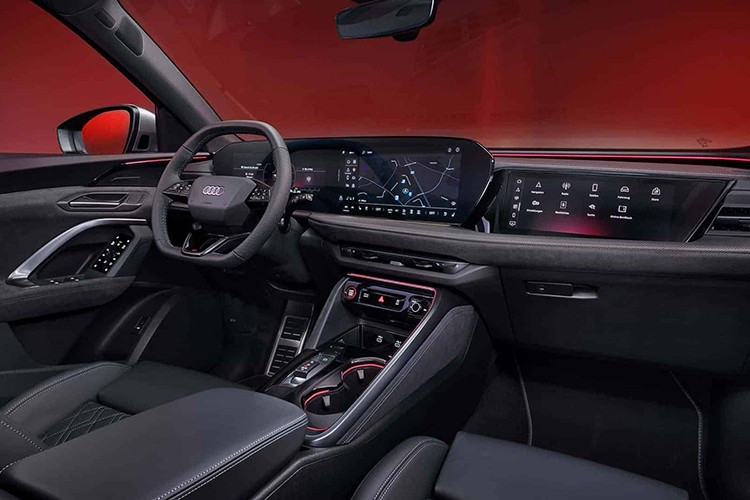 Tương tự ngoại thất, nội thất cũng được giữ nguyên thiết kế như bản quốc tế, gồm bảng đồng hồ kỹ thuật số LCD 11,9 inch và màn hình cảm ứng trung tâm 14,5 inch. Phía trước ghế phụ có thêm màn hình giải trí 10,9 inch trong khi màn hình hiển thị thông tin trên kính lái (HUD) 13,1 inch là trang bị tùy chọn. Xe cũng hỗ trợ kết nối Apple CarPlay và sạc không dây.