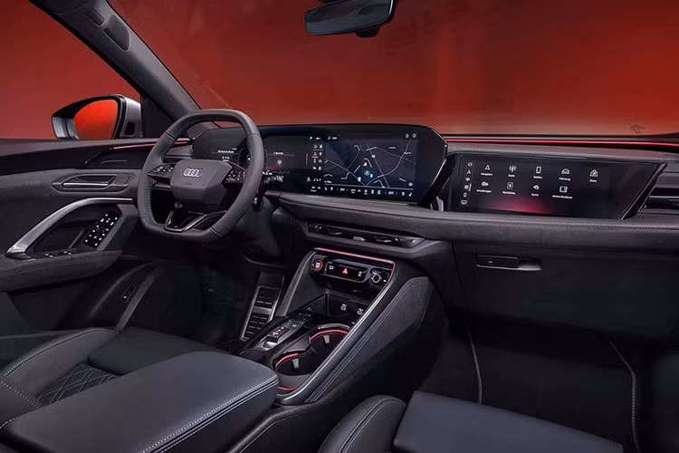 Tương tự ngoại thất, nội thất cũng được giữ nguyên thiết kế như bản quốc tế, gồm bảng đồng hồ kỹ thuật số LCD 11,9 inch và màn hình cảm ứng trung tâm 14,5 inch. Phía trước ghế phụ có thêm màn hình giải trí 10,9 inch trong khi màn hình hiển thị thông tin trên kính lái (HUD) 13,1 inch là trang bị tùy chọn. Xe cũng hỗ trợ kết nối Apple CarPlay và sạc không dây.