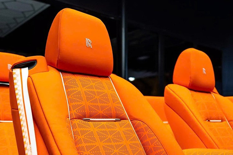 Tổng cộng, việc sản xuất gói độ này được giới hạn chỉ 25 chiếc. Điều này có nghĩa là khả năng bạn bắt gặp một chiếc xe như vậy ngoài đời thực sẽ rất nhỏ. Venuum đã đăng tải hình ảnh về tác phẩm mới nhất của mình trên Instagram, thể hiện rõ phong cách độc đáo này.