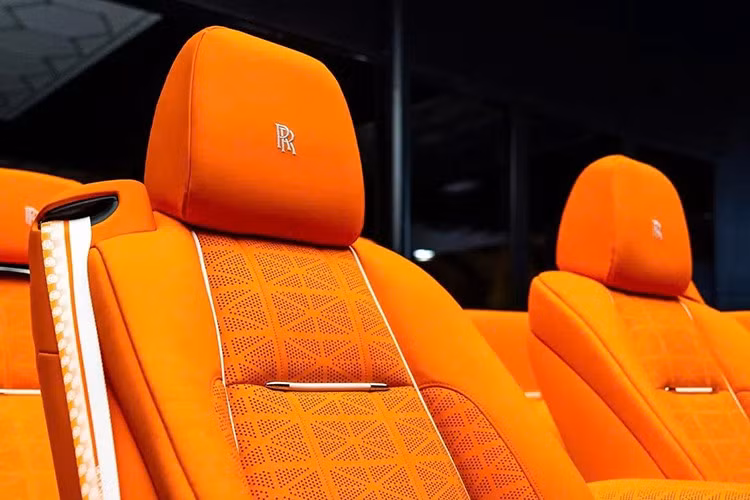 Tổng cộng, việc sản xuất gói độ này được giới hạn chỉ 25 chiếc. Điều này có nghĩa là khả năng bạn bắt gặp một chiếc xe như vậy ngoài đời thực sẽ rất nhỏ. Venuum đã đăng tải hình ảnh về tác phẩm mới nhất của mình trên Instagram, thể hiện rõ phong cách độc đáo này.