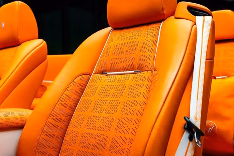 Mẫu xe siêu sang Rolls-Royce Dawn mui trần này ngoài việc độ nội, ngoại thất thì vẫn giữ nguyên khối động cơ V12 tăng áp kép, dung tích 6.6 lít, sản sinh công suất tối đa 563 mã lực và mô-men xoắn cực đại 780 Nm. Sức mạnh được truyền đến bốn bánh thông qua hộp số tự động 8 cấp.