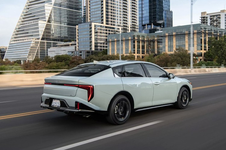 So với đời trước, giá bán Kia K4 2026 chỉ tăng 200 USD đối với phiên bản tiêu chuẩn. Cụ thể, K4 LX có giá khởi điểm từ 22.190 USD (khoảng 579 triệu đồng). Thay đổi đáng chú ý ở bản này là việc loại bỏ tùy chọn nội thất hai tông màu, khi toàn bộ khoang cabin trên các phiên bản LX, LXS và EX đều chuyển sang tông đen đơn sắc.