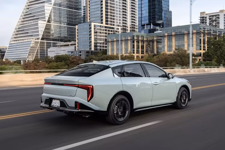 So với đời trước, giá bán Kia K4 2026 chỉ tăng 200 USD đối với phiên bản tiêu chuẩn. Cụ thể, K4 LX có giá khởi điểm từ 22.190 USD (khoảng 579 triệu đồng). Thay đổi đáng chú ý ở bản này là việc loại bỏ tùy chọn nội thất hai tông màu, khi toàn bộ khoang cabin trên các phiên bản LX, LXS và EX đều chuyển sang tông đen đơn sắc.