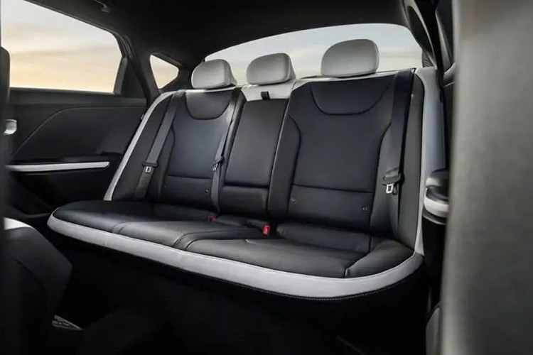 Với người dùng cần khả năng vận hành mạnh mẽ hơn, K4 GT-Line Turbo được trang bị động cơ tăng áp 1.6L, cho công suất 190 mã lực và mô-men xoắn 264 Nm, đi kèm hộp số tự động 8 cấp.