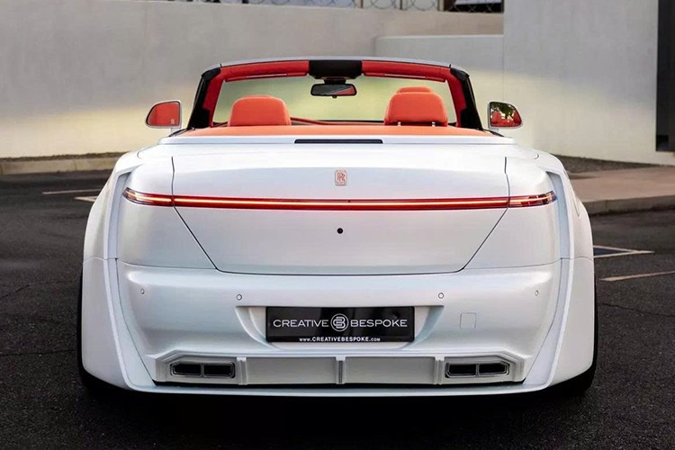 Khi bạn tưởng rằng mọi thứ không thể kỳ quặc hơn thì Venuum lại chứng minh điều ngược lại ở khu vực đuôi xe. Ở đây, hãng độ này đã cắt bỏ hoàn toàn phần đuôi xe nguyên bản của Rolls-Royce Dawn. Thay vào đó là đèn hậu siêu mảnh, dải đèn LED nối liền hai bên, cản sau thiết kế lại với bộ khuếch tán gió hầm hố và cặp ống xả độ. Toàn bộ thân xe đều được phủ màu trắng nhám.