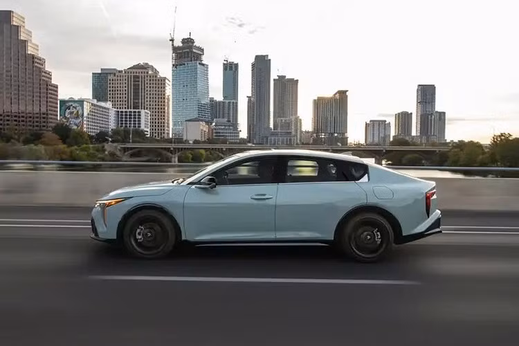 Theo số liệu bán hàng, Kia đã tiêu thụ 126.919 xe K4 tại Mỹ tính đến hết tháng 11, qua đó đưa mẫu sedan này trở thành sản phẩm bán chạy thứ hai của hãng, chỉ xếp sau Sportage. Thành công này phần lớn đến từ chiến lược giá hợp lý, yếu tố vẫn được Kia duy trì trong năm 2026.