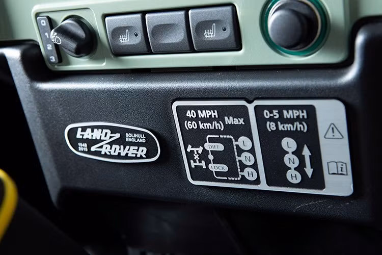 Để kỷ niệm loạt sản phẩm tiền sản xuất đầu tiên từ năm 1947, phiên bản Heritage Edition lấy cảm hứng từ HUE 166 là một phiên bản hiếm có. Tổng cộng chỉ có 2.654 chiếc được sản xuất trên toàn thế giới, trong đó 400 chiếc đến Vương quốc Anh. Được sơn màu Grasmere Green, chiếc xe này đi kèm với sổ theo dõi sở hữu chi tiết.