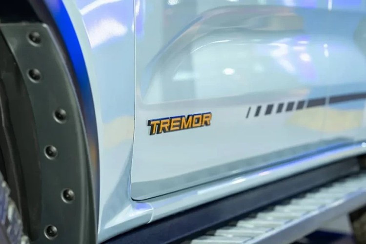 Xe có chế độ lái Rock Crawl cùng bộ mâm 17 inch sơn đen đi kèm lốp địa hình General Grabber AT3. Những chi tiết này giúp Everest Tremor duy trì hình ảnh một mẫu SUV khung gầm rời hướng tới khả năng chinh phục địa hình, đúng với tinh thần của dòng Tremor trong dải sản phẩm toàn cầu của Ford.