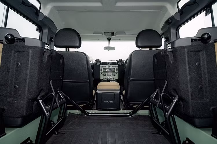 Bản in thông số kỹ thuật gốc của chiếc xe dẫn động bốn bánh cực kỳ được ưa chuộng này cũng được bao gồm, cùng với một cuốn sách giới hạn về lịch sử HUE 166, cũng như các tài liệu về 20 chiếc cuối cùng được sản xuất tại nhà máy Solihull ở Vương quốc Anh. Khung gầm SALLDWBP7GA490325 cũng đã được giới thiệu trên rất nhiều tạp chí.