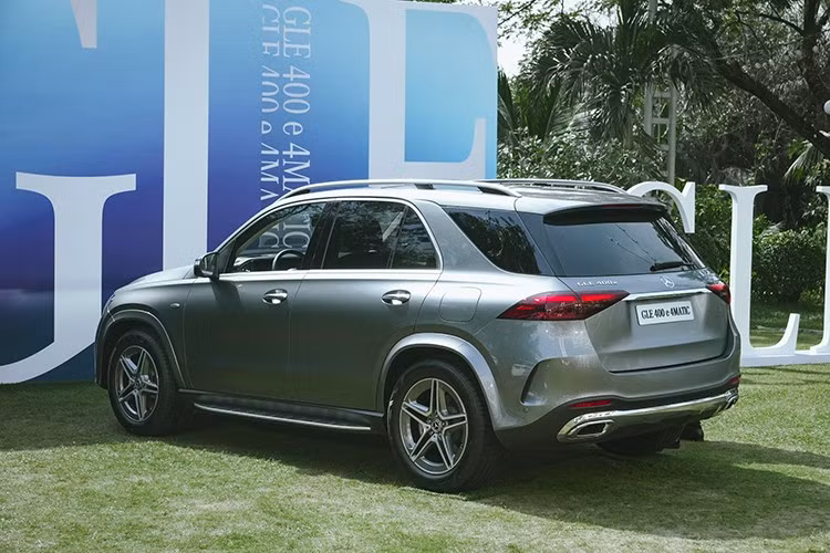 Về ngoại thất, phiên bản GLE 400 e 4MATIC 2025 nhận được những nâng cấp về thiết kế và trang bị tiện nghi: Lưới tản nhiệt thiết kế mới với họa tiết ngôi sao ba cánh. Xe được trang bị cụm đèn MULTIBEAM LED. Và bộ mâm AMG có kích thước 20-inch đi kèm thiết kế 5 chấu kép.