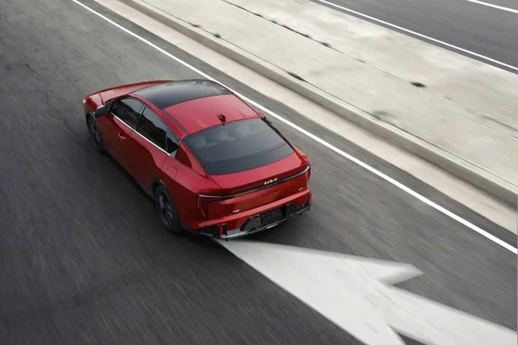 Dù là phiên bản tiêu chuẩn, K4 LX vẫn sở hữu danh sách trang bị an toàn khá đầy đủ trong phân khúc. Xe được trang bị đèn pha LED, mâm thép 16 inch, điều hòa, hệ thống âm thanh 4 loa, màn hình hiển thị thông tin 4 inch và màn hình giải trí trung tâm 12,3 inch.