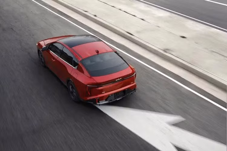 Dù là phiên bản tiêu chuẩn, K4 LX vẫn sở hữu danh sách trang bị an toàn khá đầy đủ trong phân khúc. Xe được trang bị đèn pha LED, mâm thép 16 inch, điều hòa, hệ thống âm thanh 4 loa, màn hình hiển thị thông tin 4 inch và màn hình giải trí trung tâm 12,3 inch.