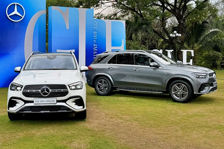 Mercedes-Benz GLE 400 E 2025 là mẫu SUV Plug-in Hybrid (PHEV) đầu tiên của hãng tại thị trường Việt Nam, mở ra một lựa chọn mới mẻ cho nhóm khách hàng muốn trải nghiệm xe điện nhưng vẫn cần sự linh hoạt của động cơ xăng. Điểm giá trị nhất trên mẫu xe này chính là hệ truyền động PHEV (Hybrid sạc ngoài) thế hệ mới, cho phép xe vận hành như một chiếc xe điện thực thụ trong nhu cầu di chuyển hàng ngày.